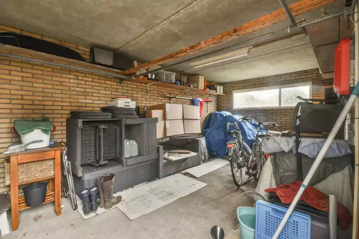 De l'humidité dans le garage : Comment un déshumidificateur peut vous aider ?