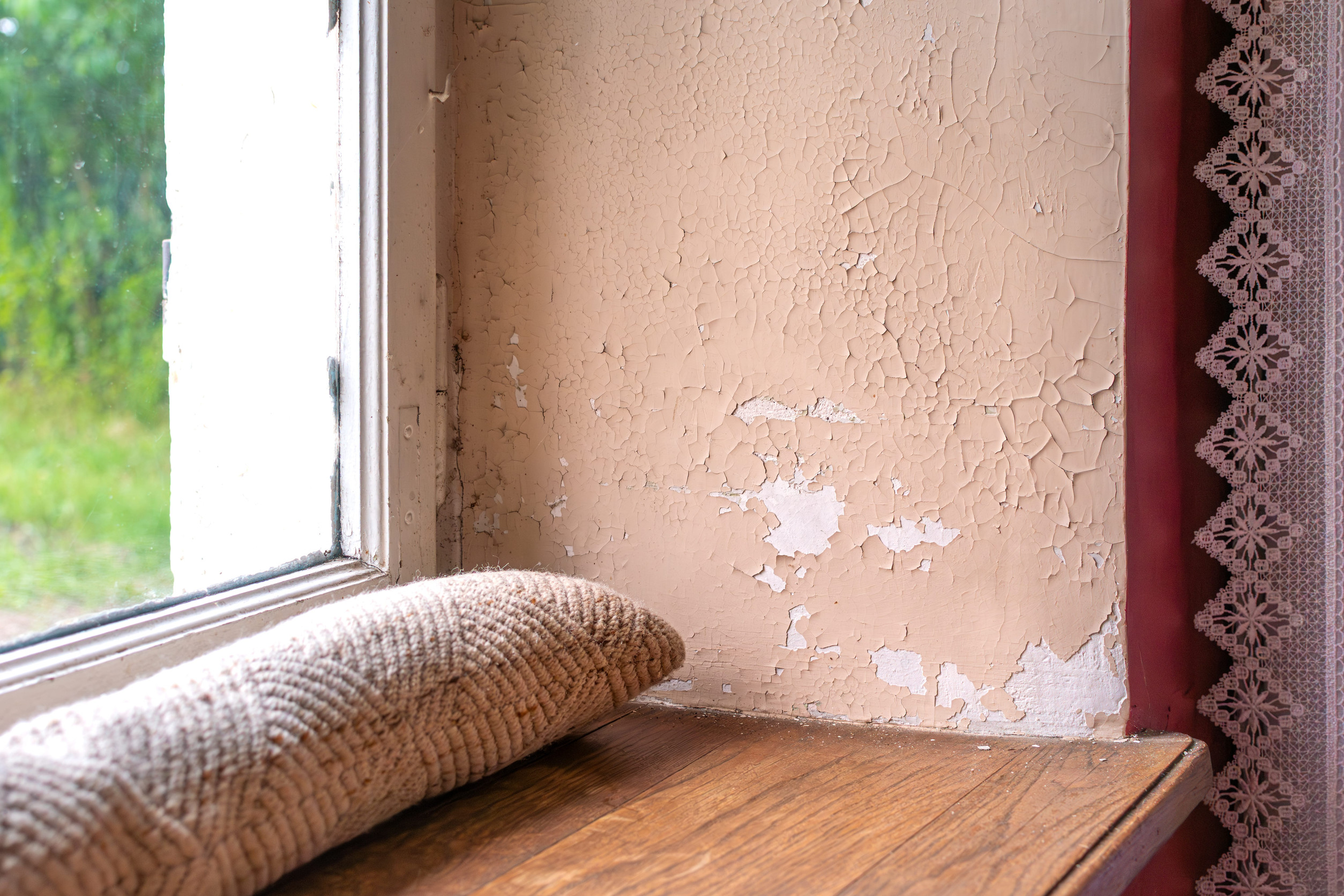 Humidité dans une maison : pourquoi un déshumidificateur ne suffit pas toujours ?